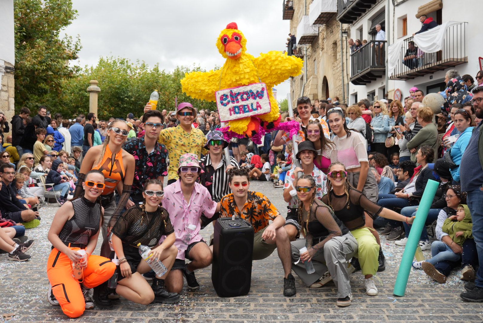 Batalla de confeti y desfile de carrozas en el Anunci de Morella