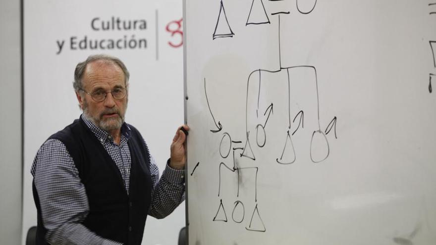 Adolfo García, en una charla.