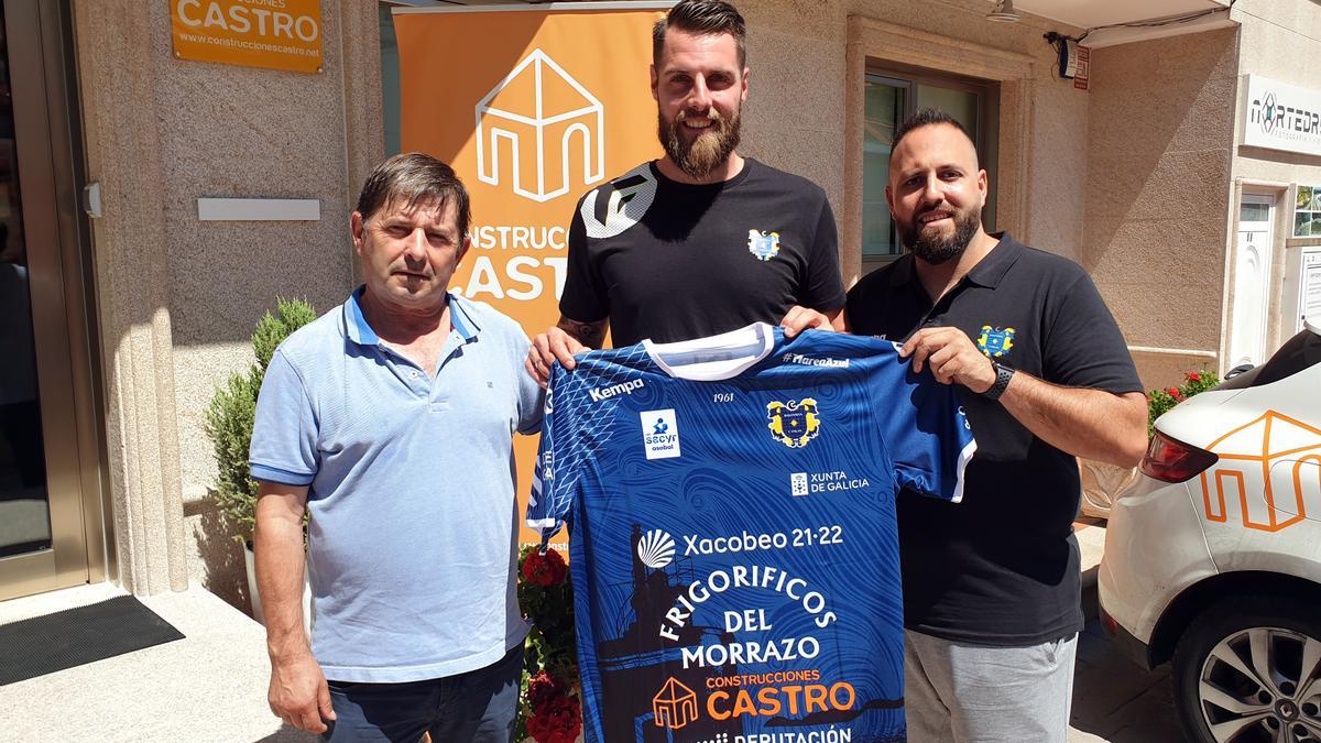 Juan del Arco posa con la camiseta del Frigoríficos del Morrazo-Construcciones Castro junto a José Manuel Castro, responsable de Construcciones Castro, y Nacho Moyano, entrenador del Cangas.