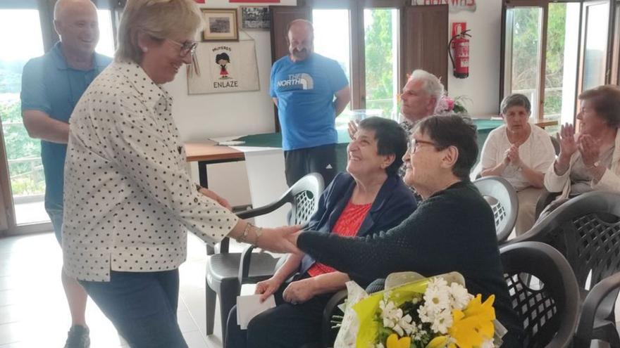 María del Carmen Tangerina, con un ramo de flores, durante el homenaje