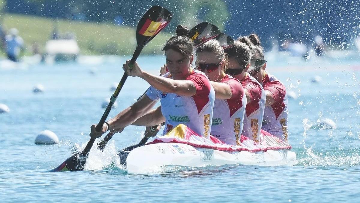 Sara Ouzande, en la marca del K-4 español en el Campeonato del Mundo.