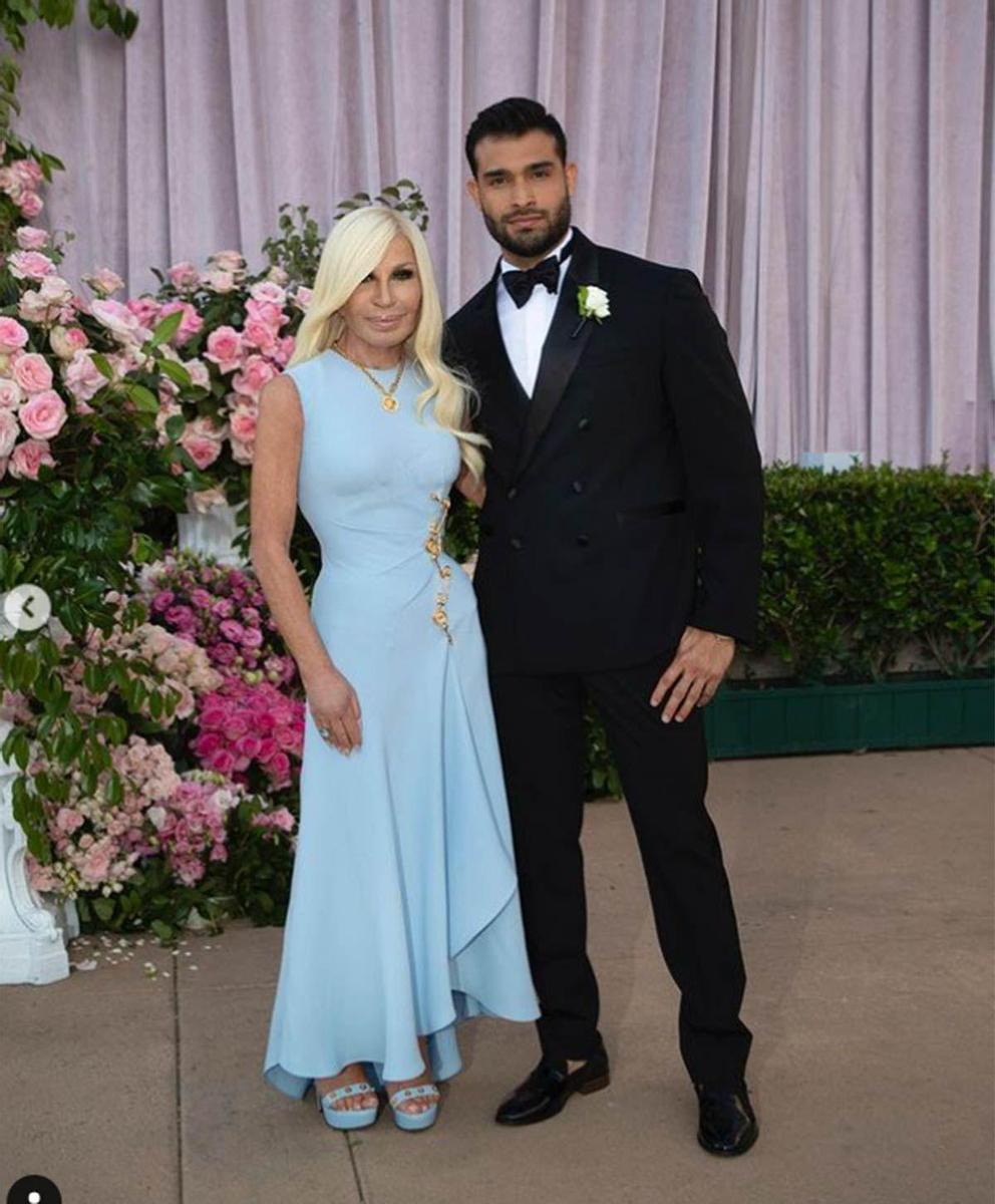 Donatella Versace con Sam Asghari luciendo esmoquin de Versace