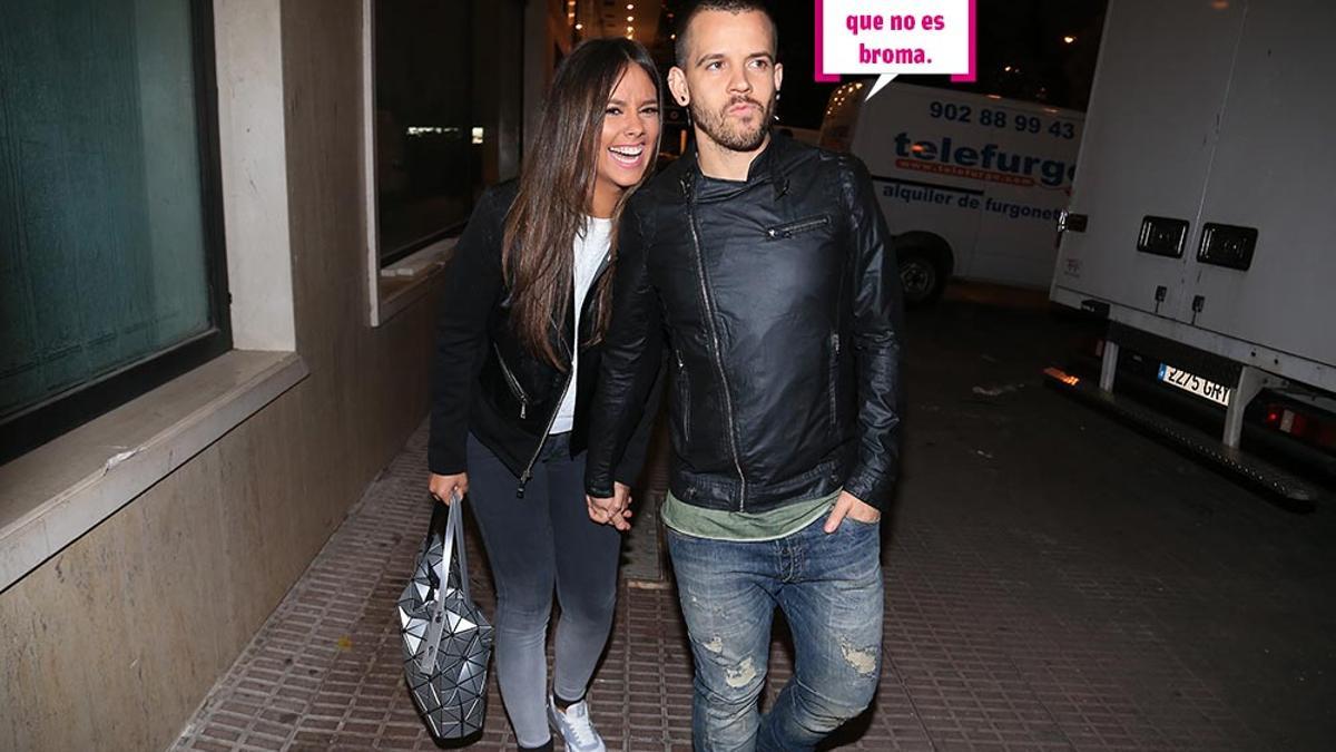 Cristina Pedroche y David Muñoz paseando por la calle por la noche