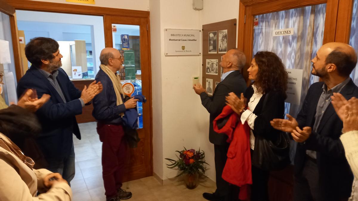 El marido de Montserrat Casas, Carles Bona, y el rector Jaume Carot descubrieron la placa de la biblioteca Montserrat Casas.
