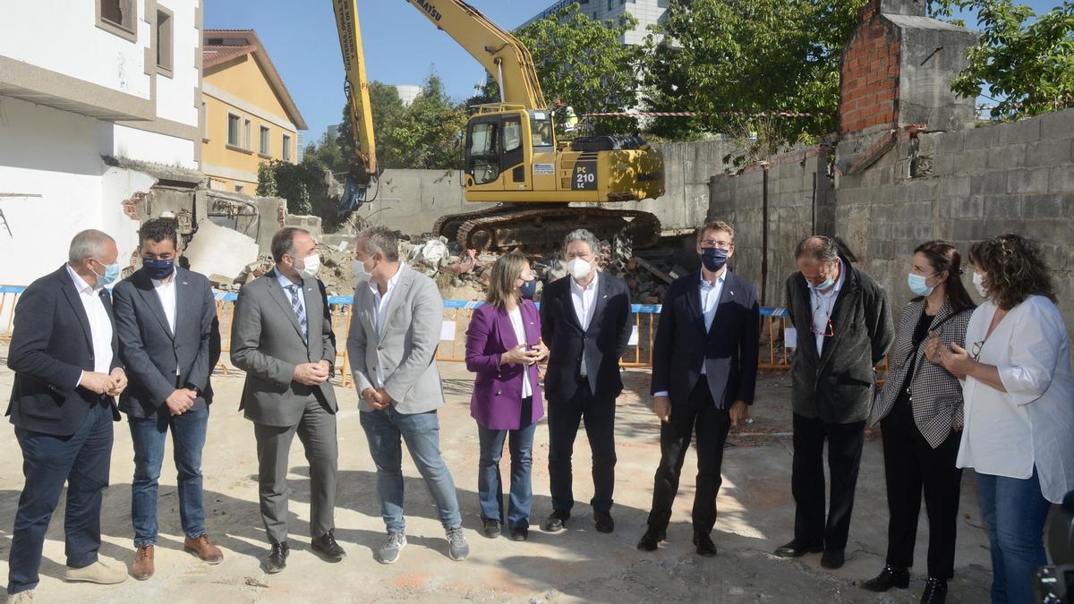 Autoridades, en el inicio de las obras en los terrenos expropiados.