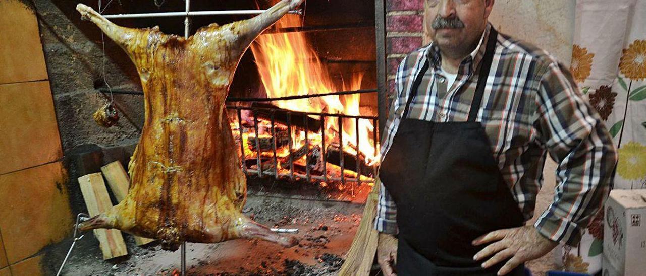 Antonio Fernández Bueno, asando un cordero en el bar Cabrales.