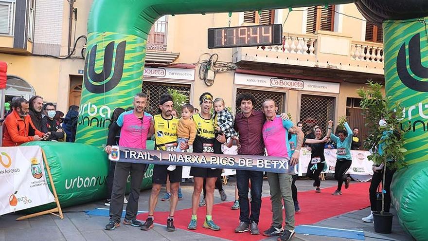 El primer clasificado, José L. Felis (dorsal 560), y el 2º, J. Rogla (328), junto al alcalde, Alfred Romolar