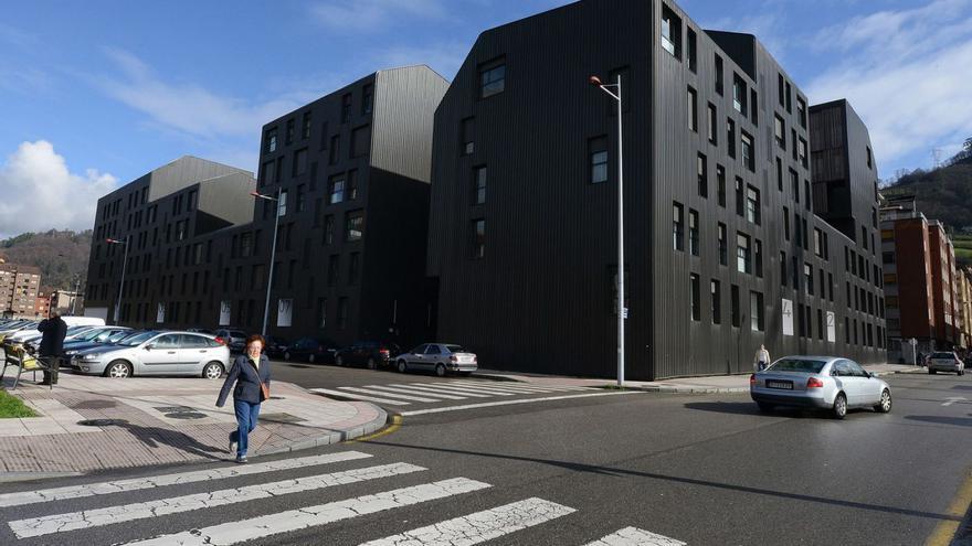 Exterior del edificio donde están ubicadas las viviendas, en La Mayacina (Mieres). | LNE