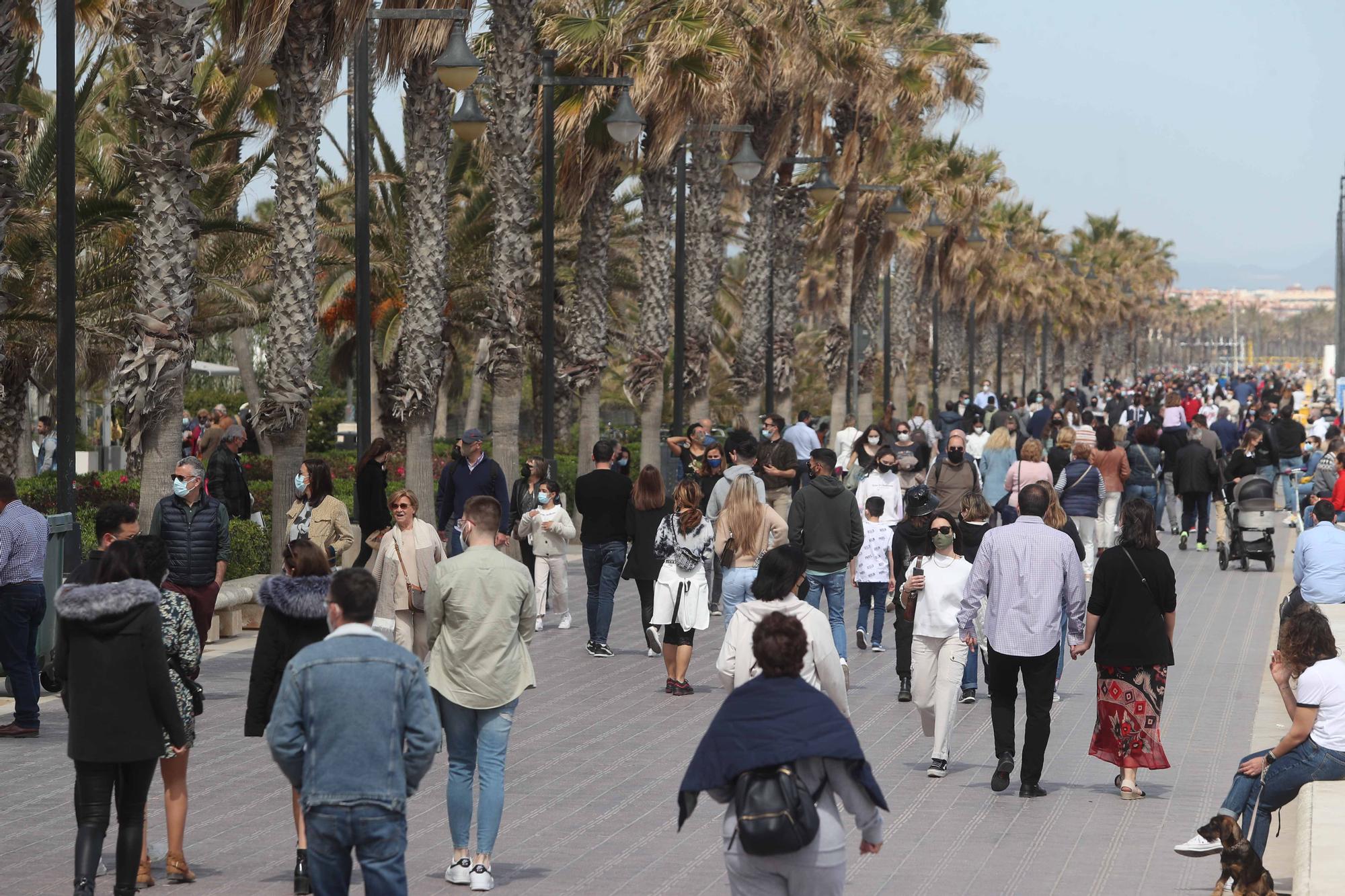 Playas, paseos y terrazas, llenos por el buen tiempo