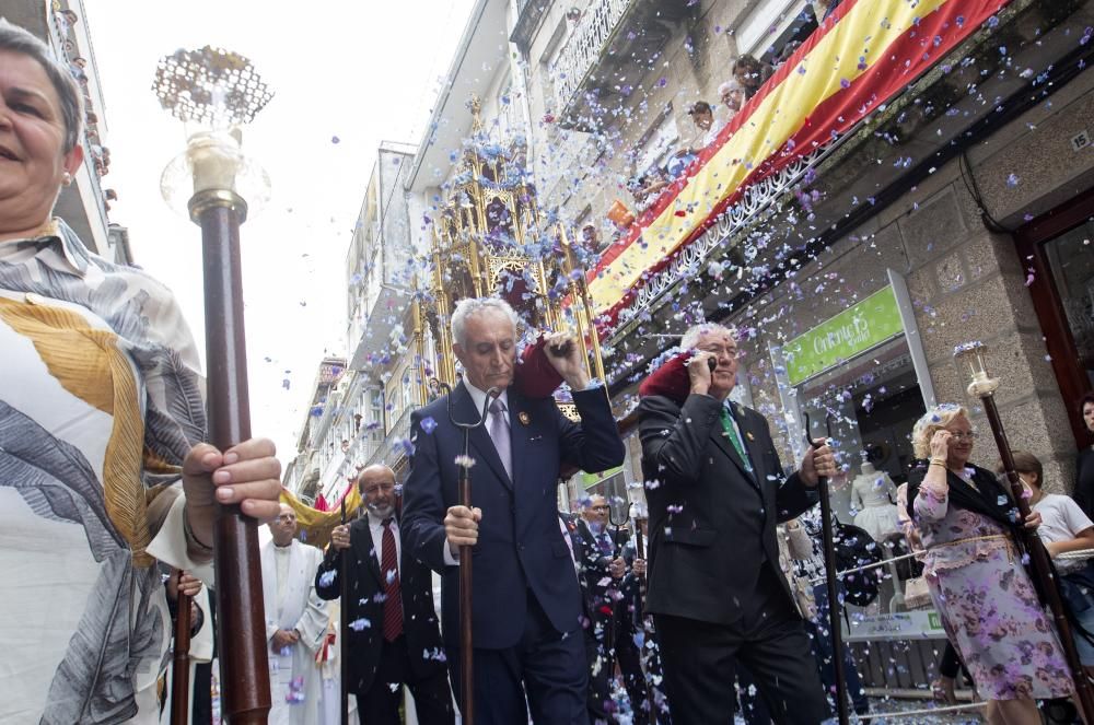 Las flores coronan el Corpus de Ponteareas.