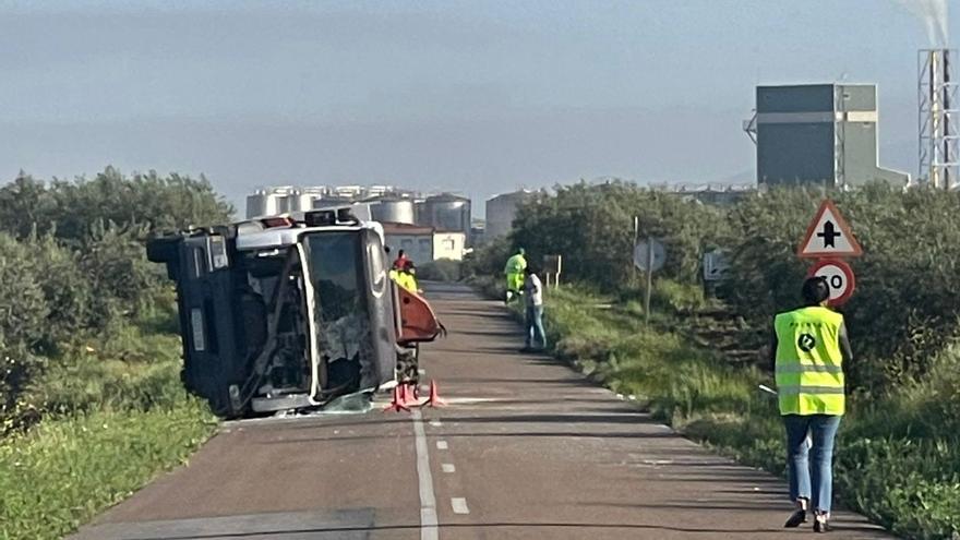 Accidente en Almendralejo: Vuelca un camión y deja un herido leve