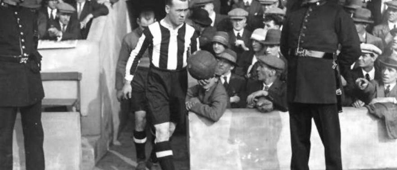 Gallacher salta al campo en un partido con el Newcastle.