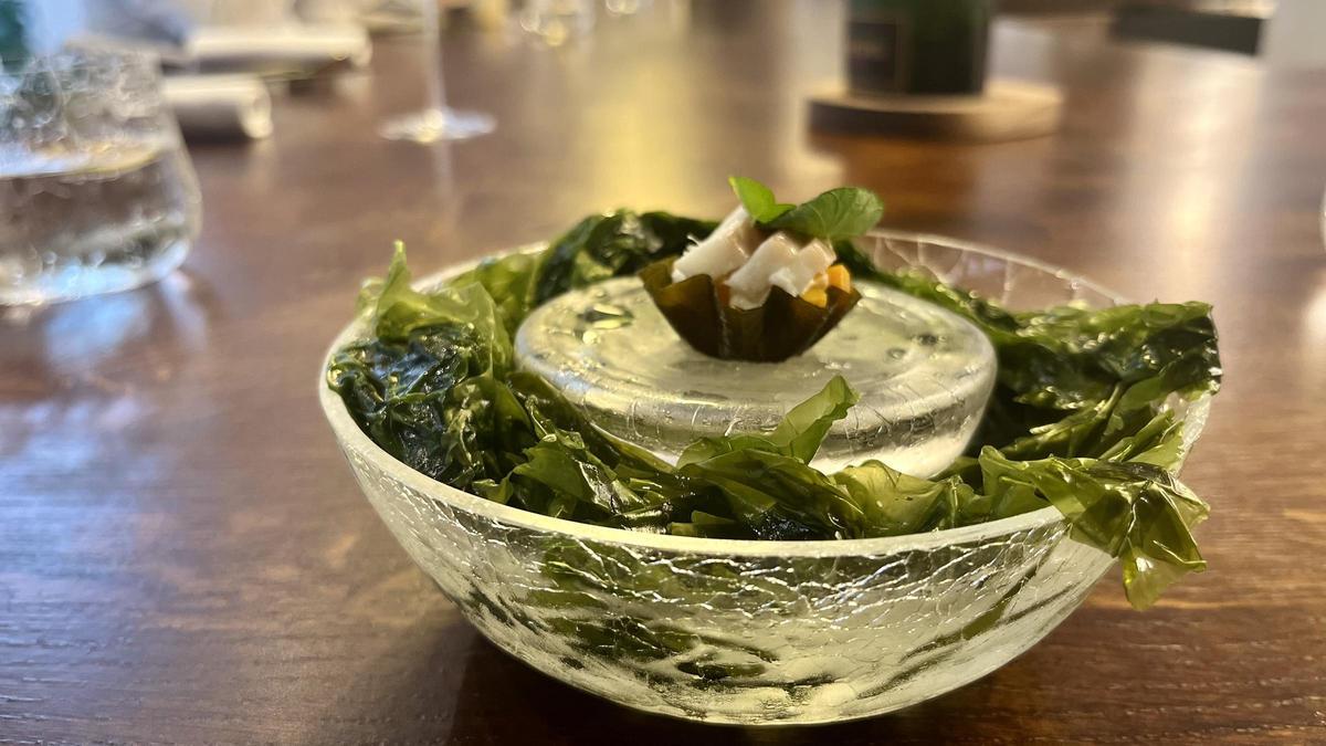 Uno de los aperitivos, con anguila ahumada, tofu y alga.