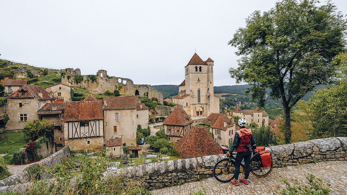 Vista de Saint-Cirq-Lapopie, uno de los pueblos más bonitos de Francia, encaramado sobre el río Lot