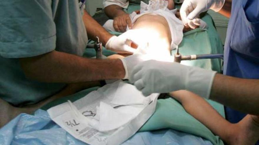 Un médico realiza una circuncisión a un niño.