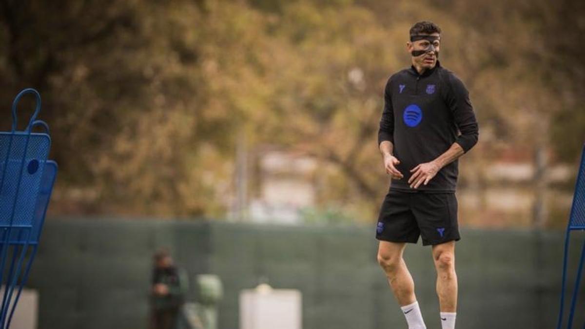 Lewandowski se ejercita con máscara al margen del grupo