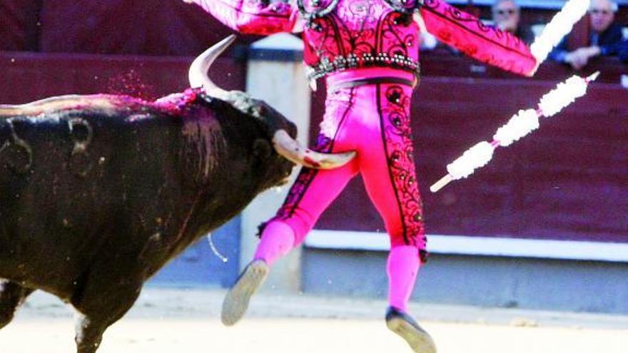 grave cornada. El banderillero Juan José Rueda «El Ruso» resultó herido anteayer en la madrileña plaza de toros de Las Ventas. El Ruso recibió una cornada de dos trayectorias en el ano, de 15 y 20 centímetros, fue intervenido en la enfermería de la plaza y se encuentra «muy grave». En las imágenes, secuencia de la embestida.