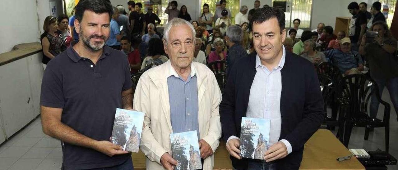 Armando Vázquez, ayer, flanqueado por Nicolás G. Casares y Román Rodríguez. // Bernabé/ Javier Lalín