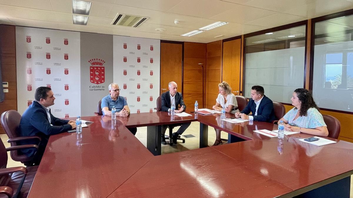 Momento de la reunión mantenida entre Cámara y Cabildo de La Gomera.|