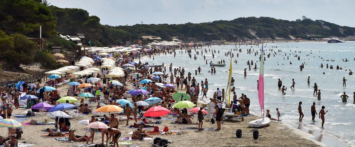 Playa saturada de turistas en Baleares