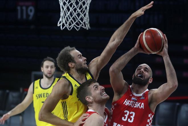 Denzel Andersson (L) de Suecia en acción contra los jugadores croatas Antonio Vrankovic (C) y Zeljko Sakic (R) durante la calificación FIBA Eurobasket 2022 baloncesto partido entre Suecia y Croacia en el Sinan Erdem Arena de Estambul.