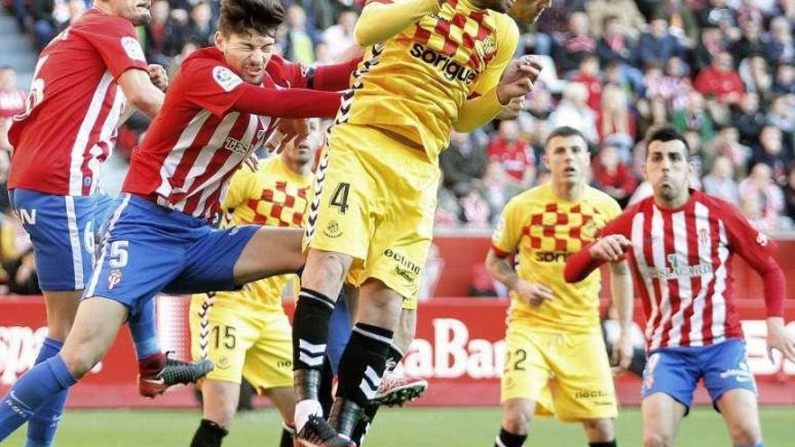 Una imagen del partido entre el Nástic y el Sporting del domingo.