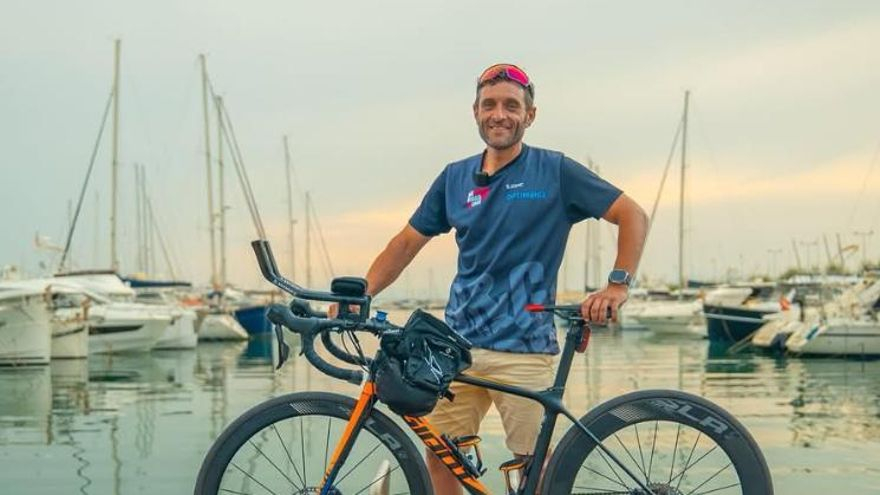 Juan Hornos, amb la seva bicicleta davant el Port de Roses.
