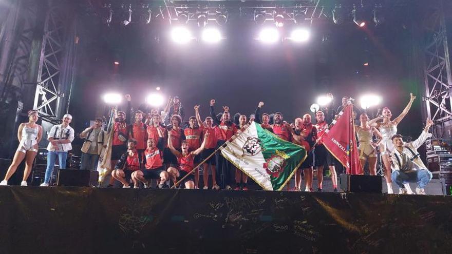 La tripulación de la “Maruxía” del Club do Mar Bueu-Simei festeja su ascenso a la ACT en la fiesta de Banda do Río con el Combo Dominicano.