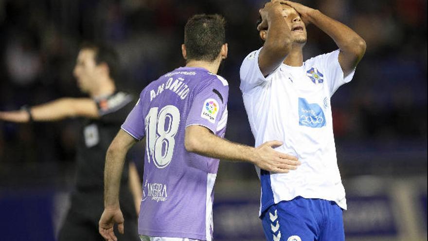 Acosta se lleva las manos a la cabeza en el Tenerife-Valladolid.