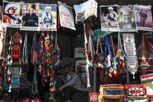 Varios hombres kurdos en el interior de una tienda. 
