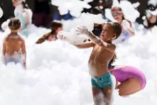 Colchonetas, fiesta de la espuma, espectáculo de magia y talleres: Todas las imágenes de la jornada de las Festes de la Terra protagonizada por los vecinos más pequeños