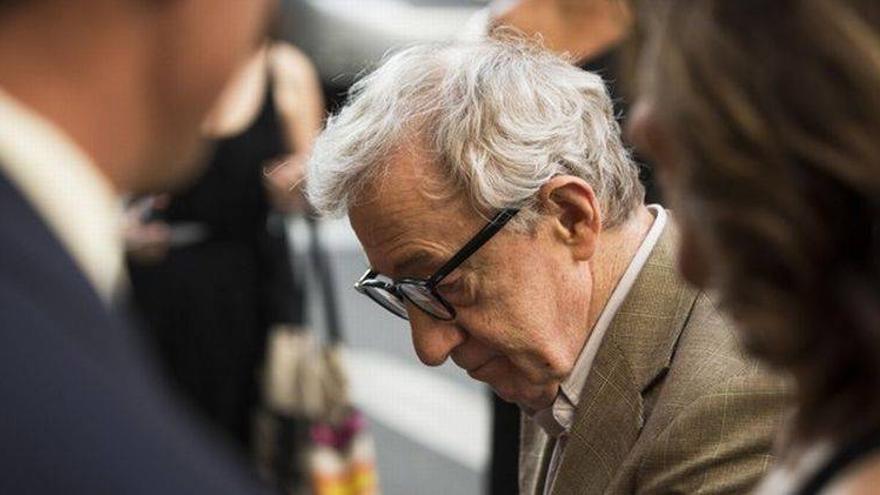 Woody Allen huye de su fiesta tras sufrir un ataque de claustrofobia