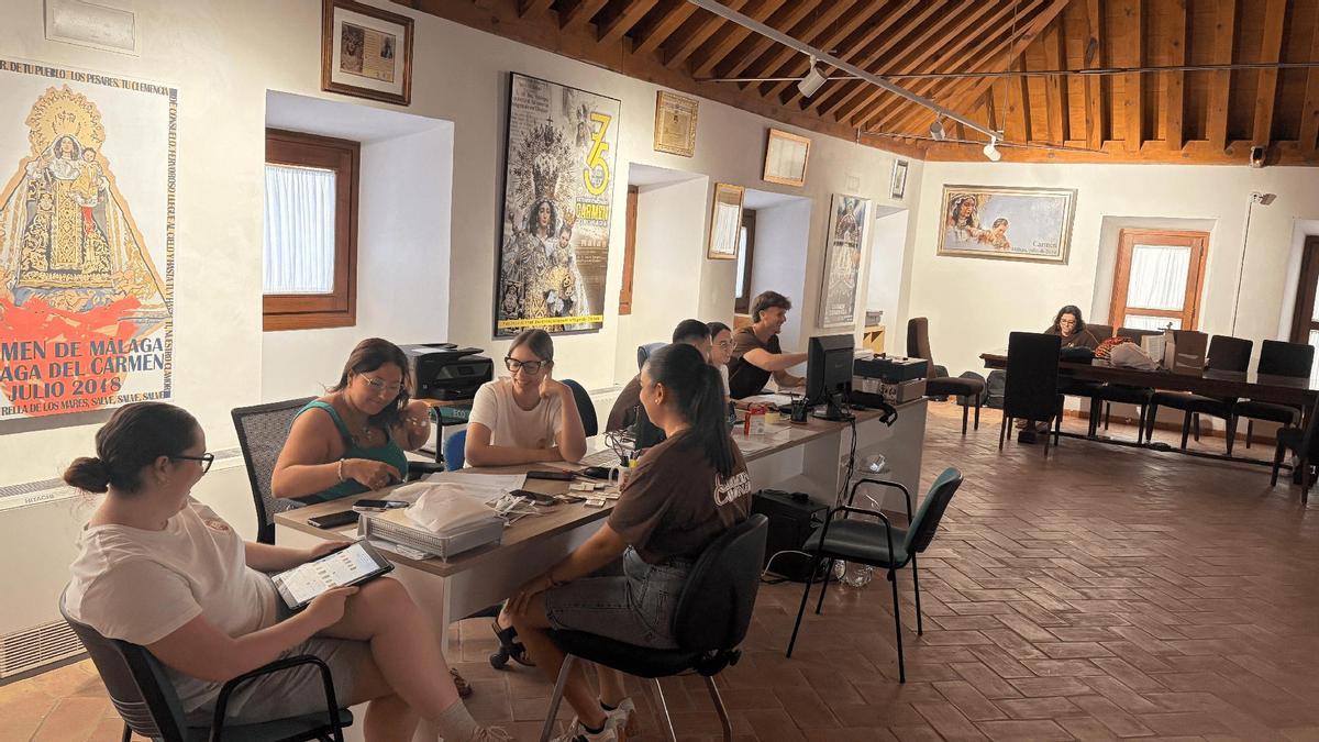 Jóvenes en el archivo de la Archicofradía