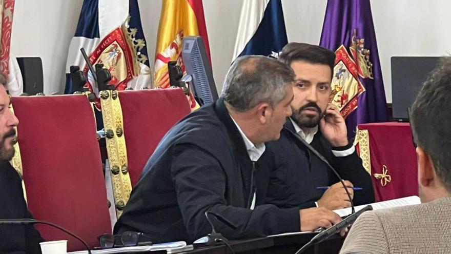 Francisco José Hernández y Jonathan Domínguez, en un pleno.