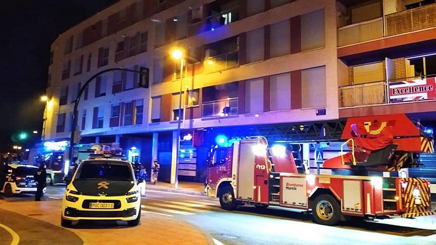 Vecinos de Cabezo acusan a los okupas de incendiar el piso al no poder entrar