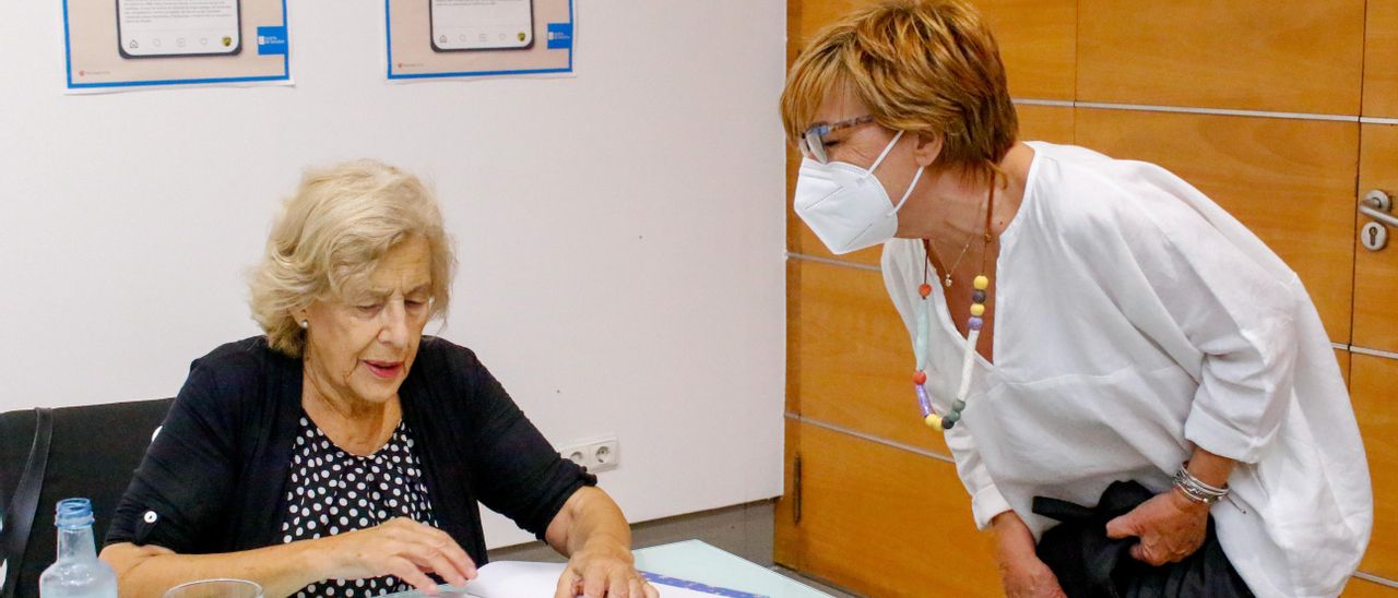 Manuela Carmena dedicando uno de sus libros a una seguidora vilagarciana.