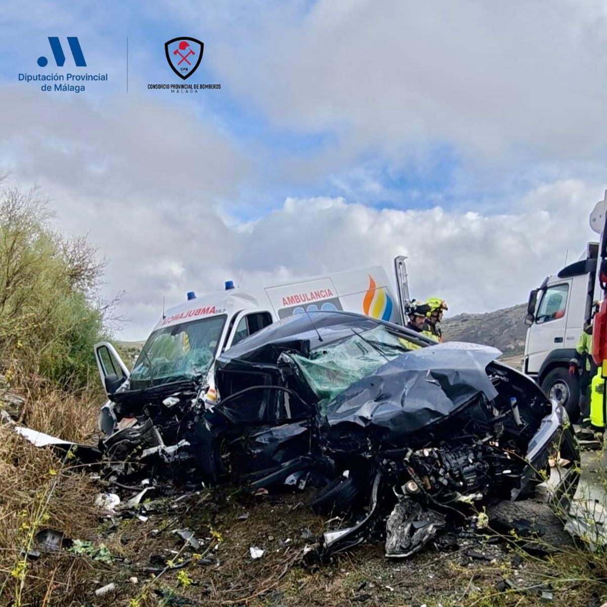 Estado en el quedaron los vehículos tras la colisión frontal