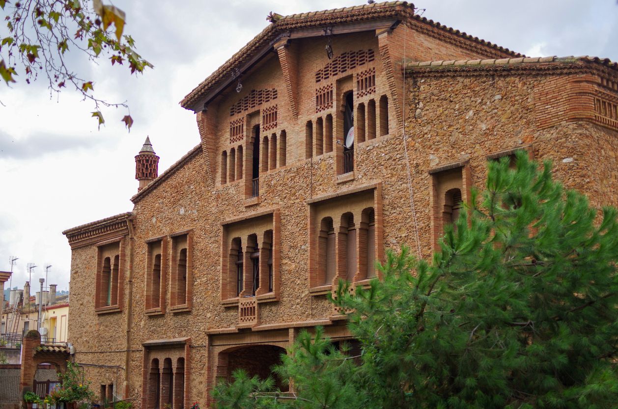 La Colonia Güell, otra de las grandes obras del Modernismo más incipiente.