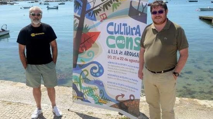 Carlos Blanco y el alcalde de A Illa, junto al cartel. // N. Parga