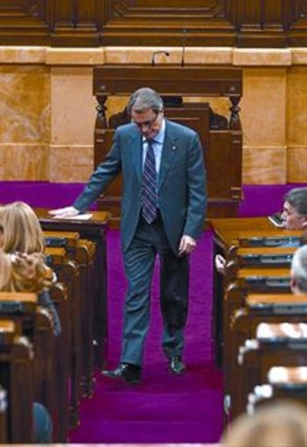 Artur Mas torna al seu escó després de votar.