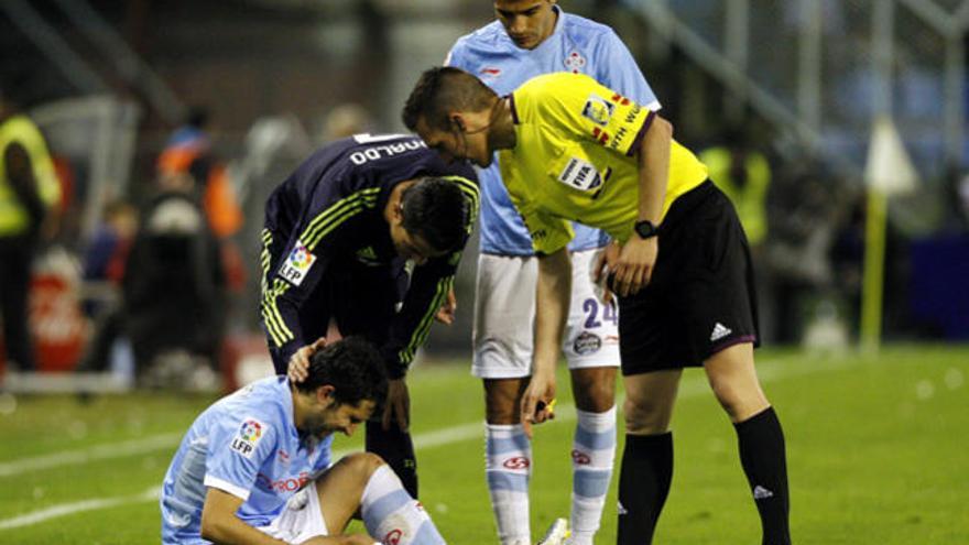 Álex López lesionado en el campo