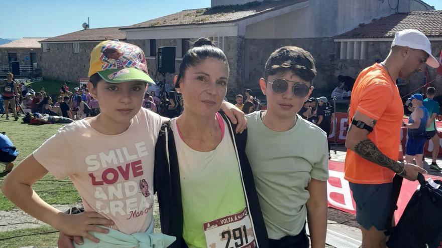Leticia Vilas, con sus hijos Lia y Marco, de 10 y 12 años, en la carrera de Ons que ganó.