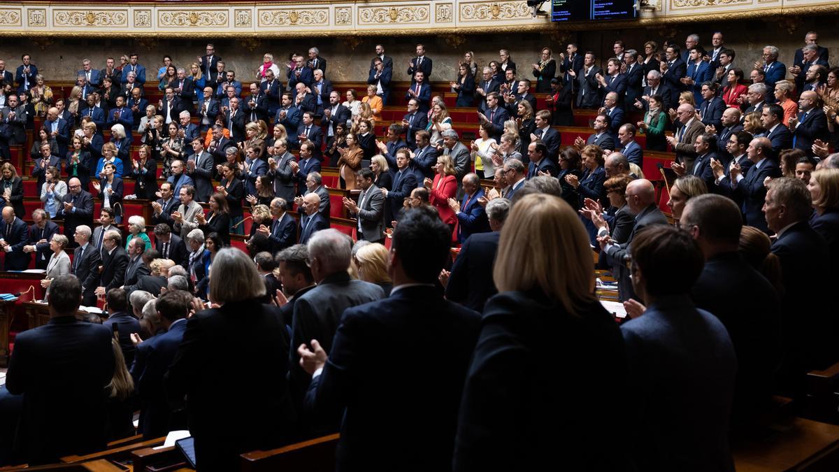 Diputados en pie en la Asamblea Nacional de Francia.
