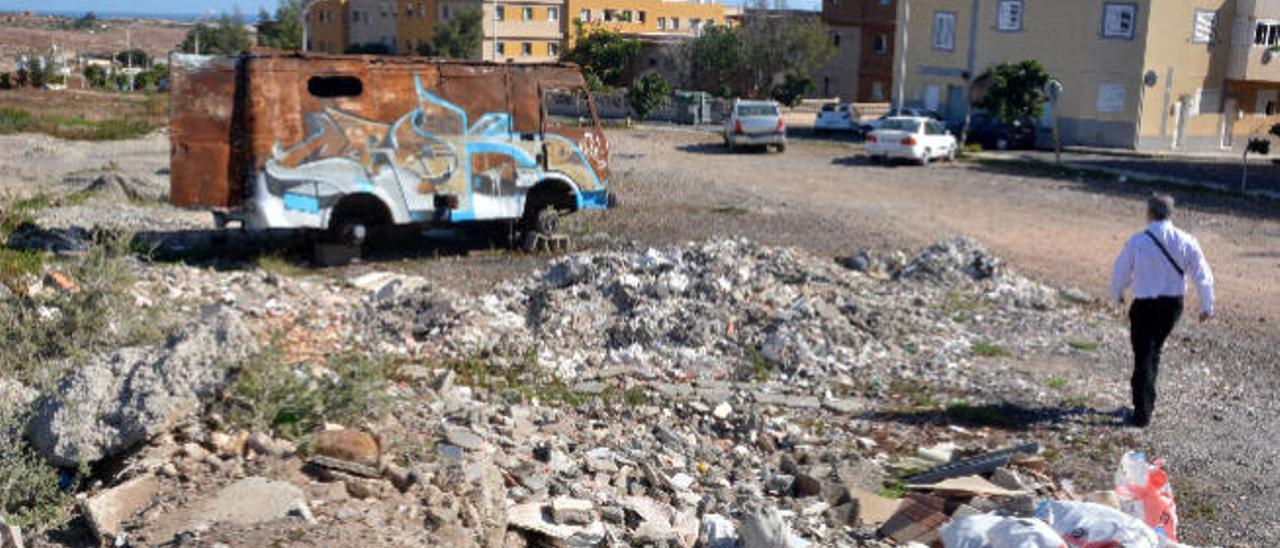 Furgón abandonado y desvalijado en el terreno cercano a la residencia de mayores de Ojos de Garza, ayer.