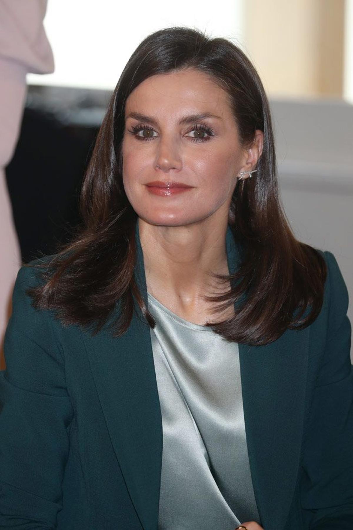 La reina Letizia, con traje azul pizarra y top satinado