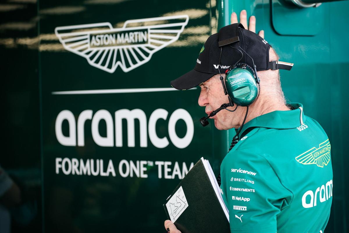 Adrian Newey, en el box de Aston Martin en los test de F1 de Bahrein