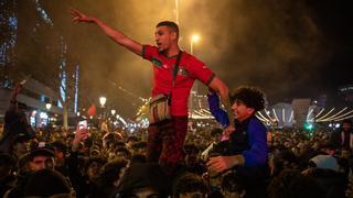 Una extasiada afición marroquí sale en masa a las calles de Barcelona a festejar el pase a semifinales