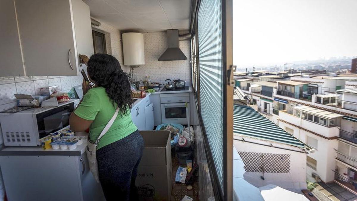 Jéssica Abigaíl, empaquetando la vajilla y el menaje de cocina en el piso después del desahucio.