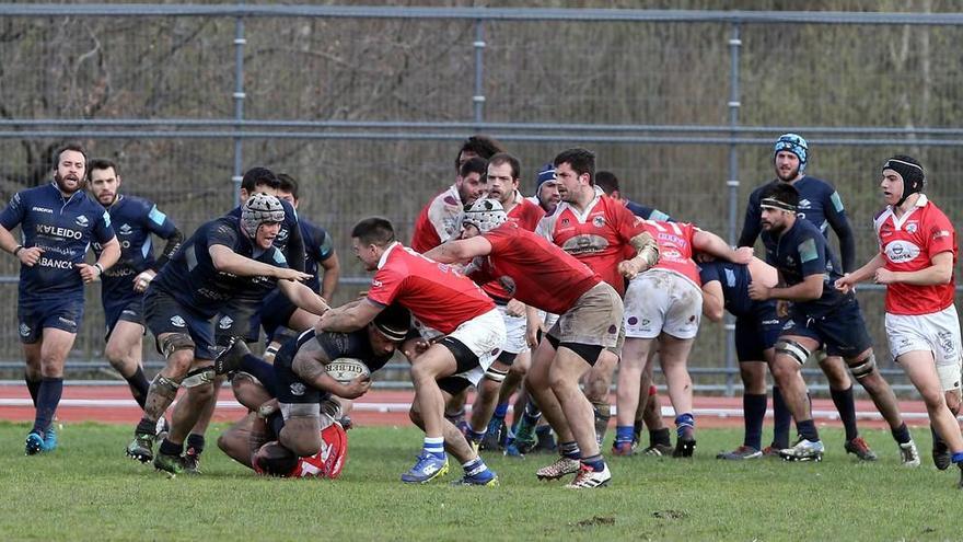 Tatafu, placado en el partido contra el Durango. // Marta G. Brea