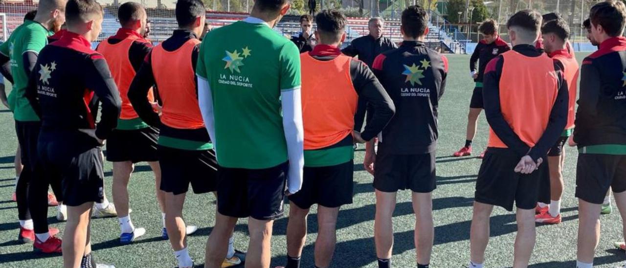 Charla de César Ferrando a sus jugadores en el entrenamiento.